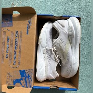 Brooks White Women's Size 8 Adrenaline 24 Sneakers